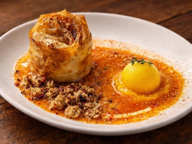 ЗАВИВАНЕЦЬ з гарбузом, обліпиховою глазур'ю та сорбетом манго