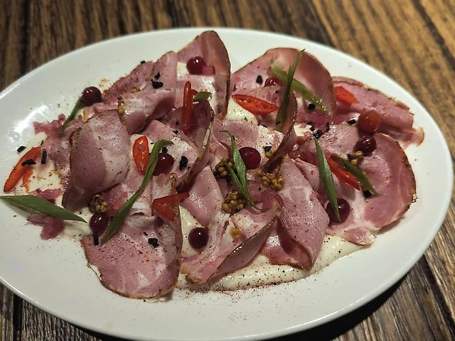 Карпаччо UA з підкопченою свининою на кремі з хрону