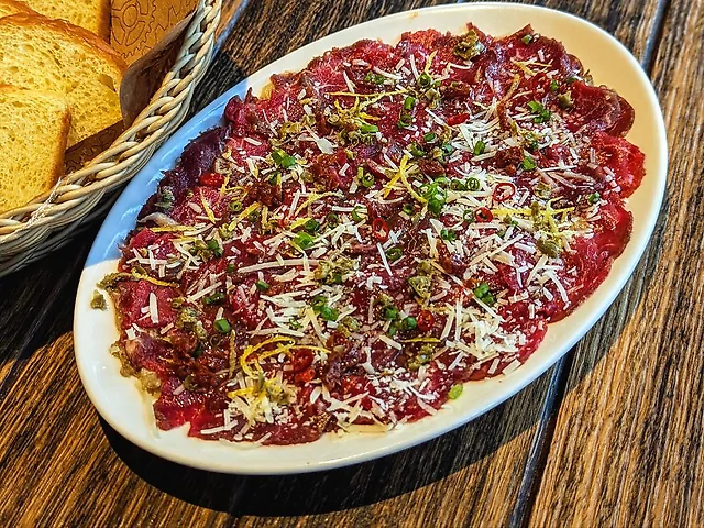 Карпаччо з телятини на пряному баклажані з вугілля