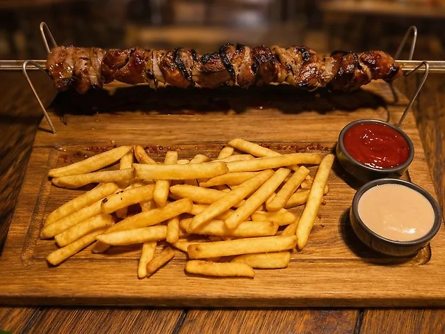 ШАШЛИК-ШАМПУР із соковитої свинини та цибулі в пивному маринаді