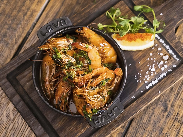 Великі креветки WOK в пиві довільного бродіння