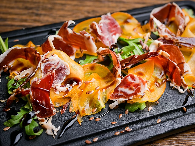 Хамон PATA NEGRA IBERICO з соковитою хурмою та хрусткою руколою