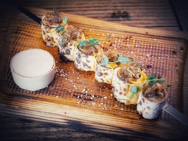 ШАМПУР -КЕБАБ в лаваші з сиром чедер та цибульним мармеладом