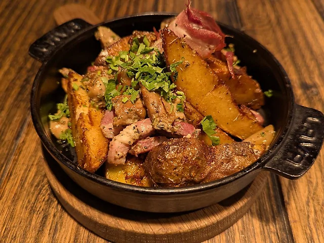 Картопля по-селянськи з білими грибами та крафтовим угорським беконом