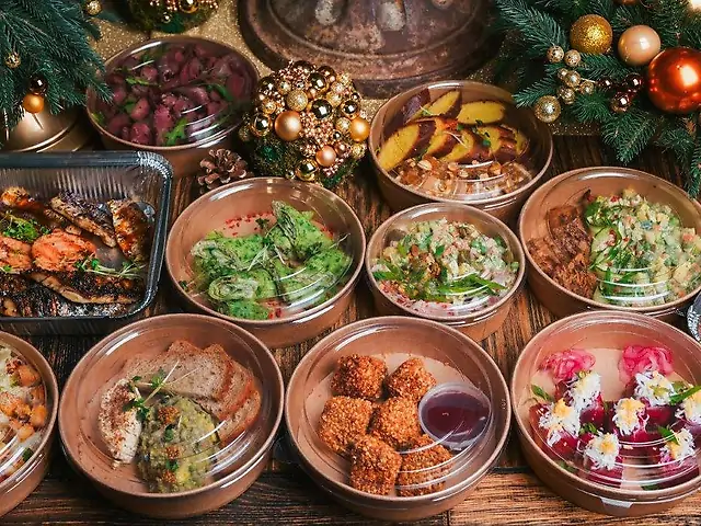 Олівє з мортаделою та фісташками під фірмовою заправкою з анчоусами