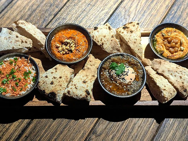 Сет Мезе та смачна паляниця з печі