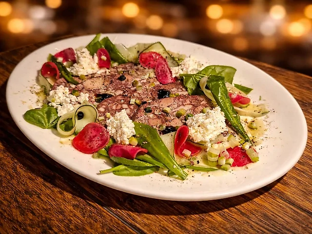 Слайси кров'янки  з черемшою та молодою бринзою