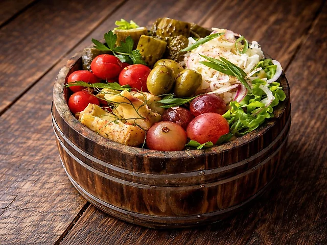 Велика діжка овочевих солінь