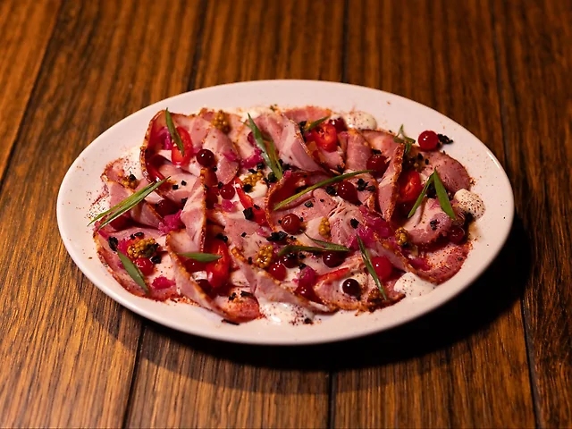 Карпаччо UA з підкопченою свининою на кремі з хрону