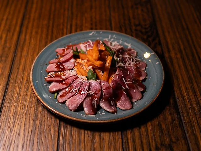 Карпачо з філе качки та солодкий батат-фрі з пармезаном.