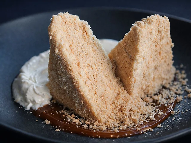 Наполеон з крем-пломбіром та пивною карамеллю