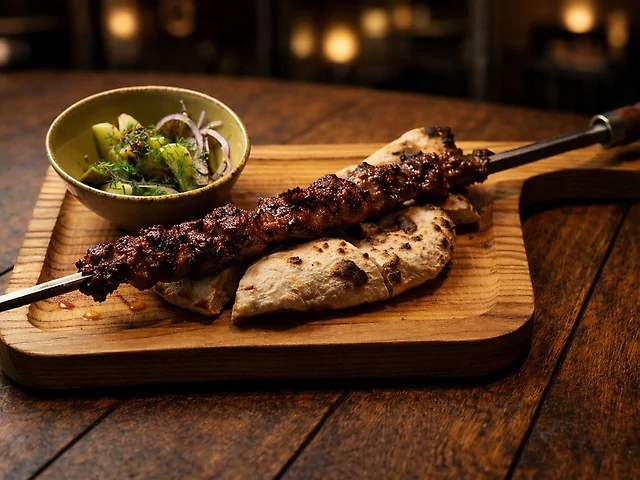 ШАМПУР -КЕБАБ із свинини та яловичини з фірмовою паляницею.