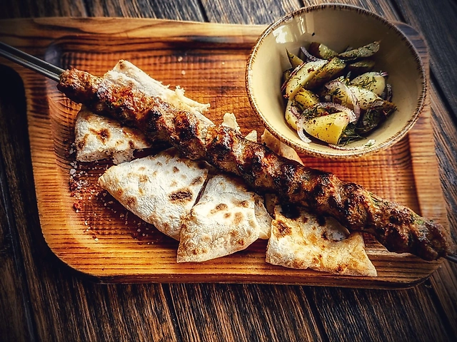 ШАМПУР -КЕБАБ із свинини та яловичини з фірмовою паляницею.