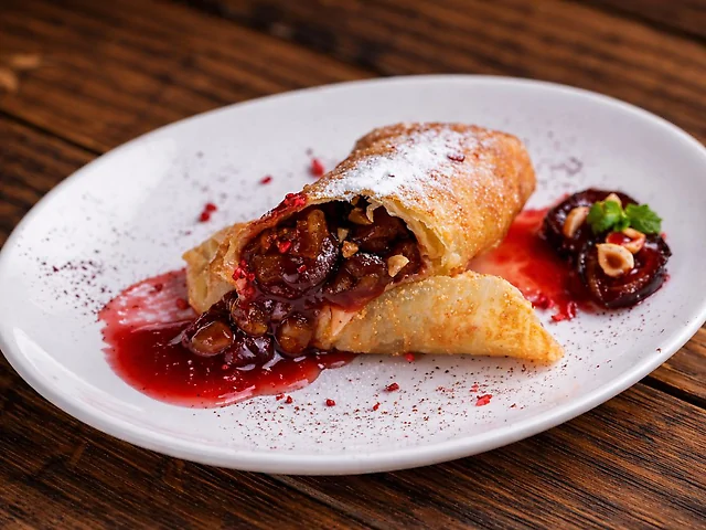 Штрудель з сливами та лісовими горіхами