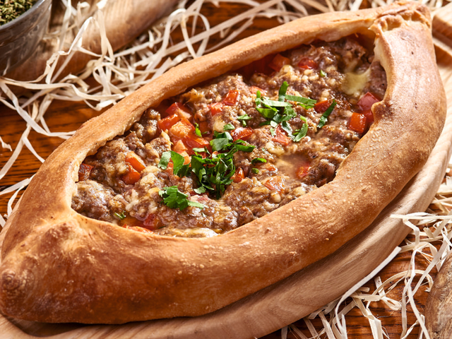Открытый хачапури с мясом