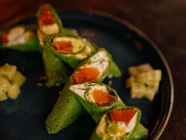 Млинці шпинатні з лососем