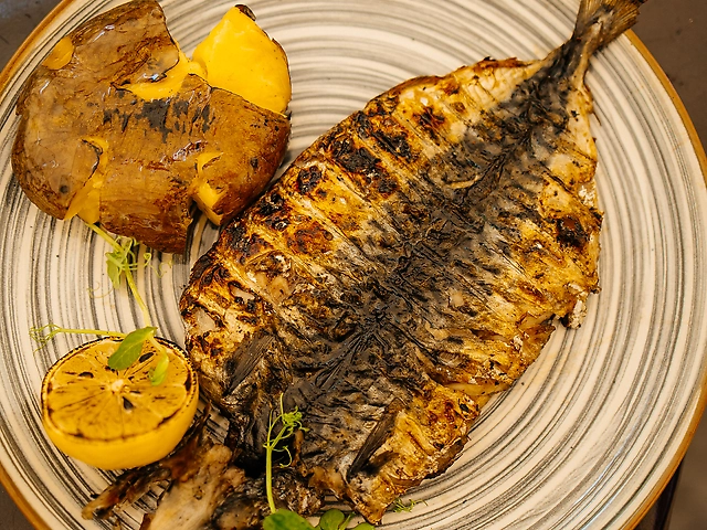 Скумбрія на мангалі