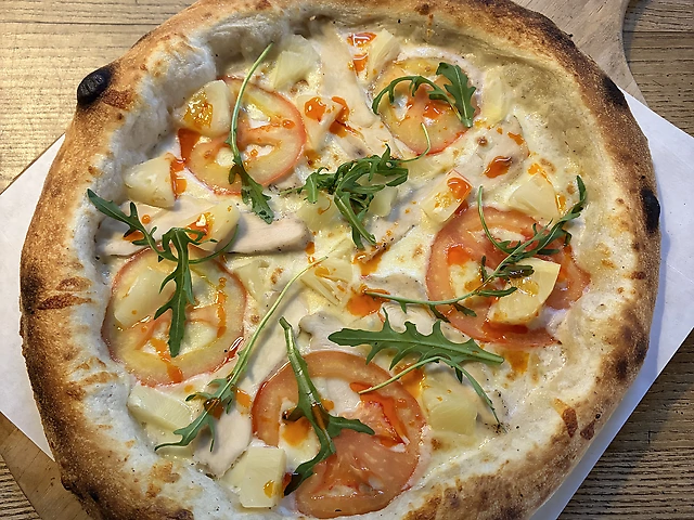 Піца з ананасом