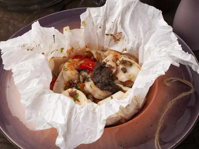 Запеченый салат из  морепродуктов под трюфельном соусом