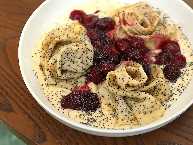 Млинці з маком, вишнею та соусом Англез