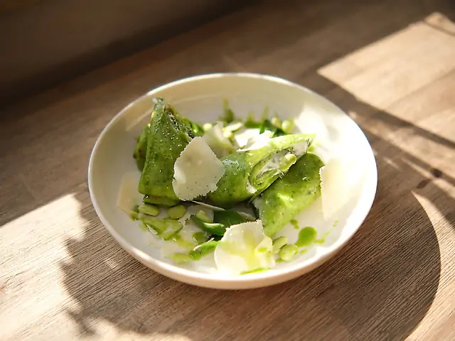 Млинці зі шпинатом, крем сиром та пармезаном