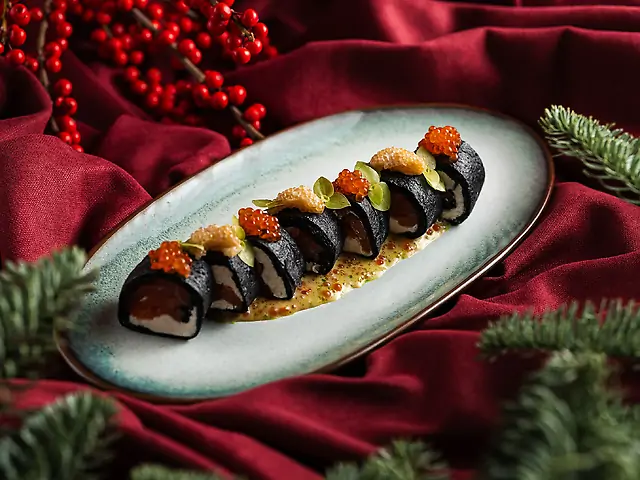 Чорні млинці з горбушею та червоною ікрою