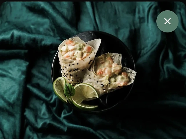 Хенд рол з лососем та авокадо