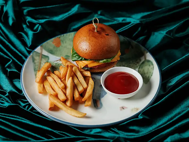 Бургер з курячою котлетою