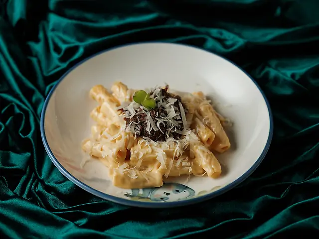 Паста з томленою яловичиною