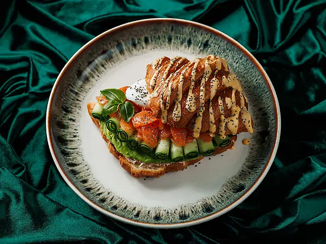 Круасан з лососем