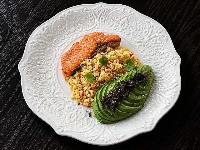 Стейк лосося з кус-кусом та овочами