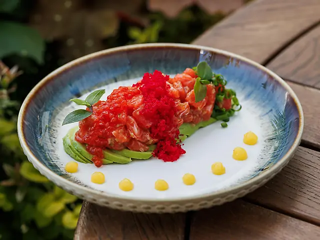 Тар-тар із лосося і авокадо