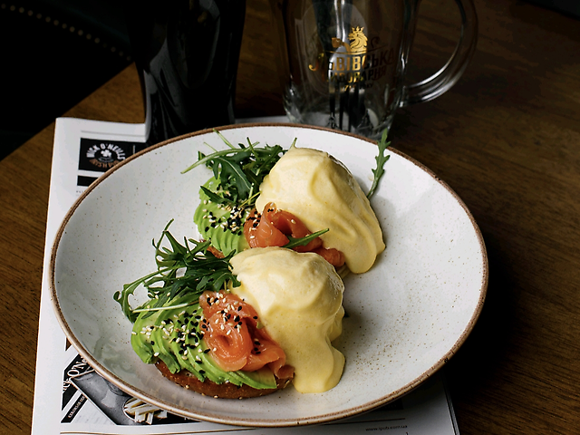 Тост з авокадо та лососем