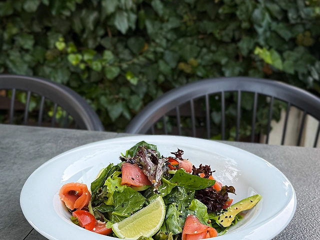 Салат з копченим лососем