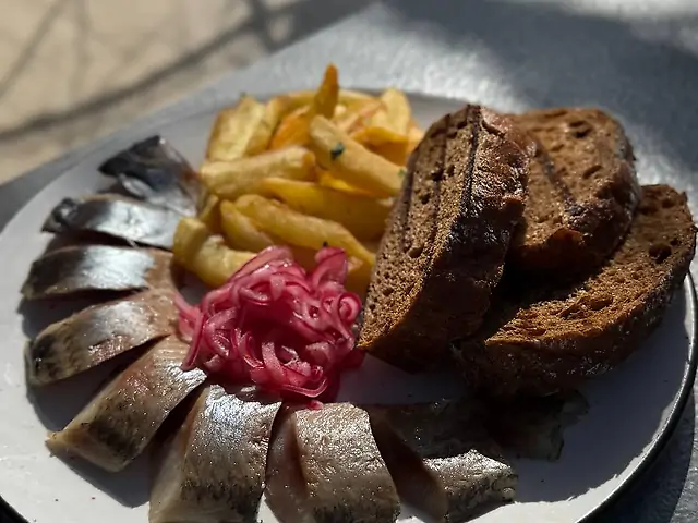 Сельдь малосольная с отварным картофелем маринованным луком и ржаными тостами