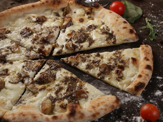 Пицца с белыми грибами и трюфельной пастой