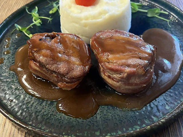 Медальони з вирізки свинини у беконі