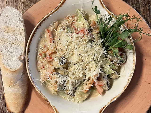 Мідії у векршковому соусі з овочами