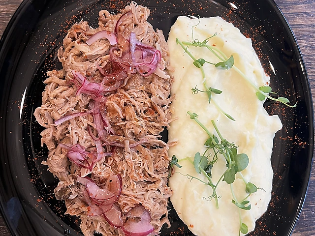 Запечена рвана свинина з соусом BBQ та картопляним пюре