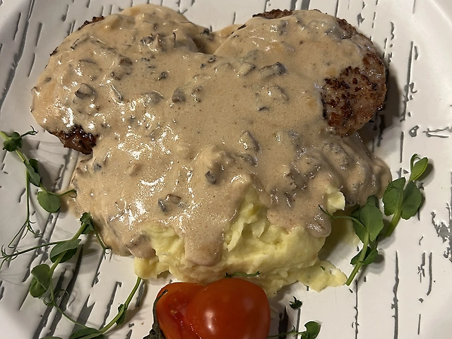 Домашні котлети у вершковому соусі з печерицями