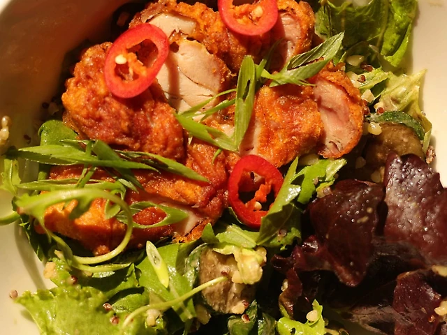 Салат з кріспі куркою