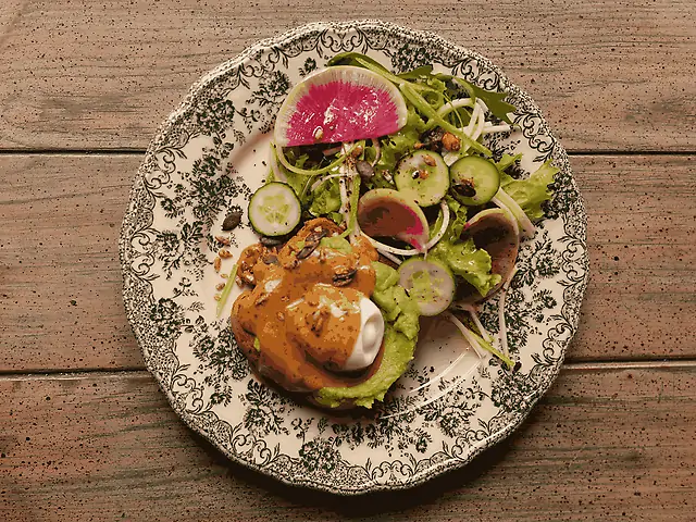 Авокадо тост з яйцем та зеленим салатом