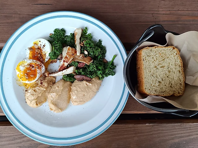 Хумус з кейлом та халумі