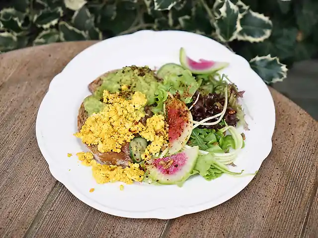 Авокадо тост з скремблом з тофу