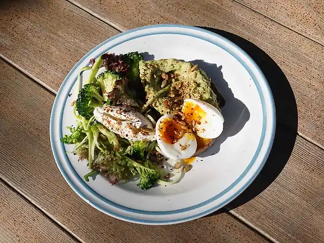 Авокадо тост з тунцем