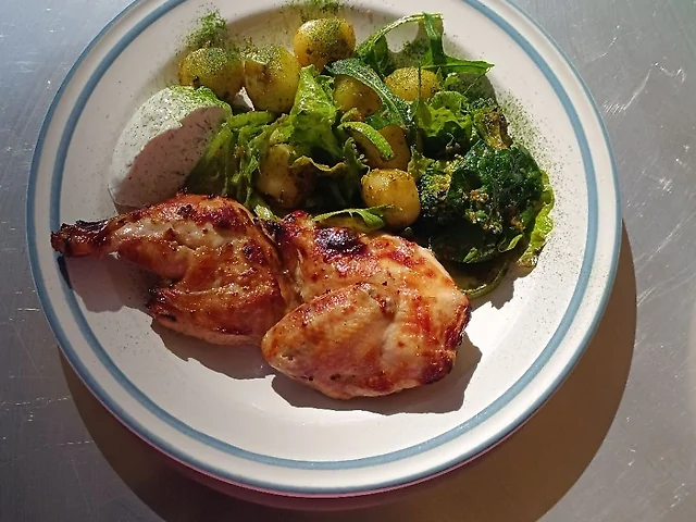 Курча з молодою картоплею