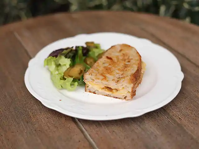 Сирний мелт з цибулевим мармеладом