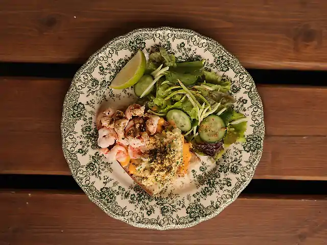 Креветочний тост з яєчним салатом