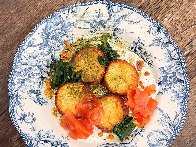 Солоні сирники з димним лососем