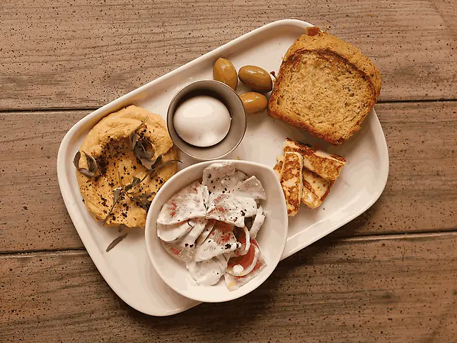 Сніданок з хумусом